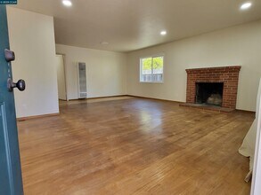 7351 Hotchkiss Ave in El Cerrito, CA - Foto de edificio - Building Photo