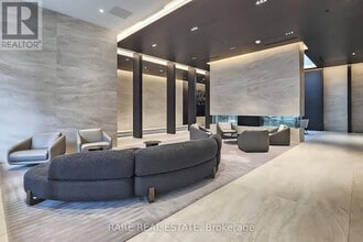 2221 Yonge St in Toronto, ON - Building Photo - Building Photo