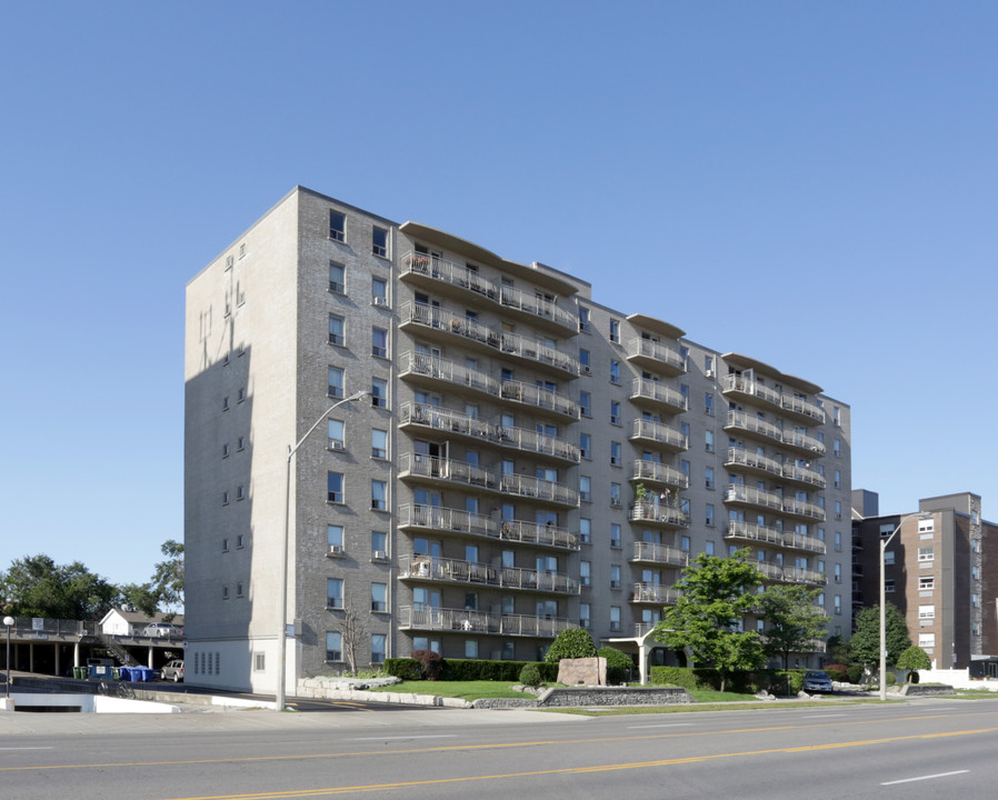 Greystone Place in Hamilton, ON - Building Photo