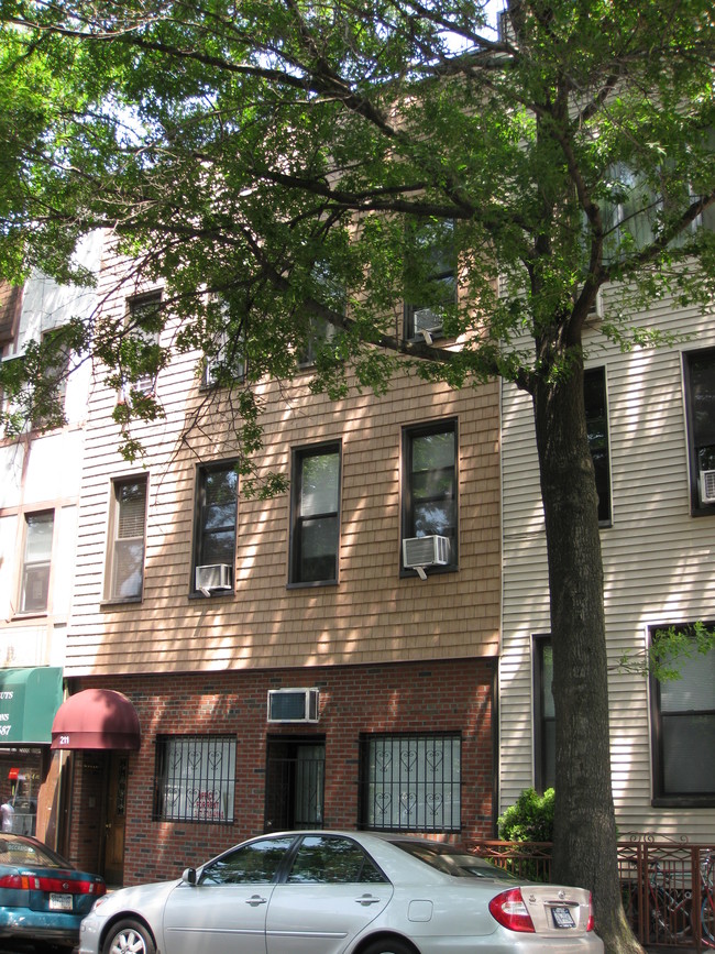 211 Nassau Ave in Brooklyn, NY - Building Photo - Building Photo