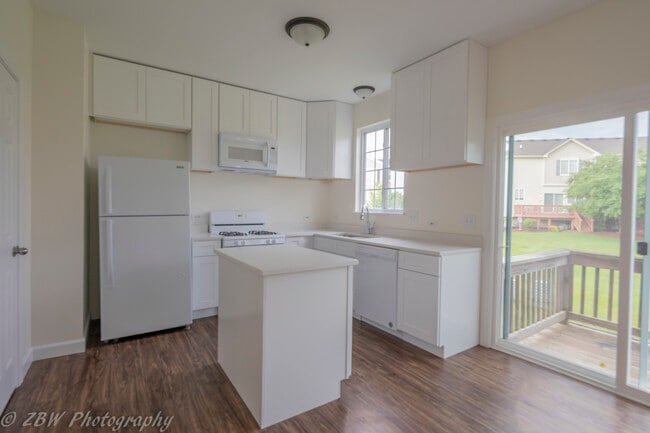 1906 Indian Hill Ln in Aurora, IL - Foto de edificio - Building Photo