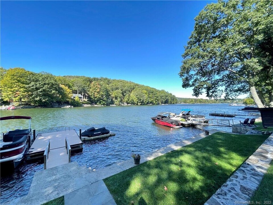 11 Candlewood Rd in New Fairfield, CT - Foto de edificio