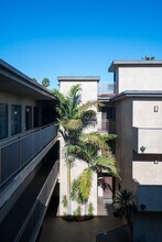 Golden House in Los Angeles, CA - Foto de edificio - Building Photo