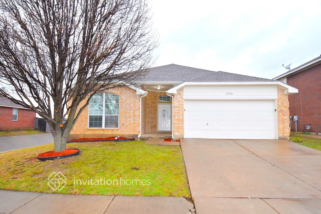 6704 Snapdragon Ln in Arlington, TX - Building Photo