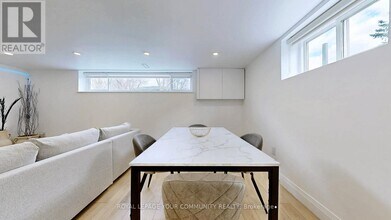 24 Collins Crescent in Aurora, ON - Building Photo - Building Photo