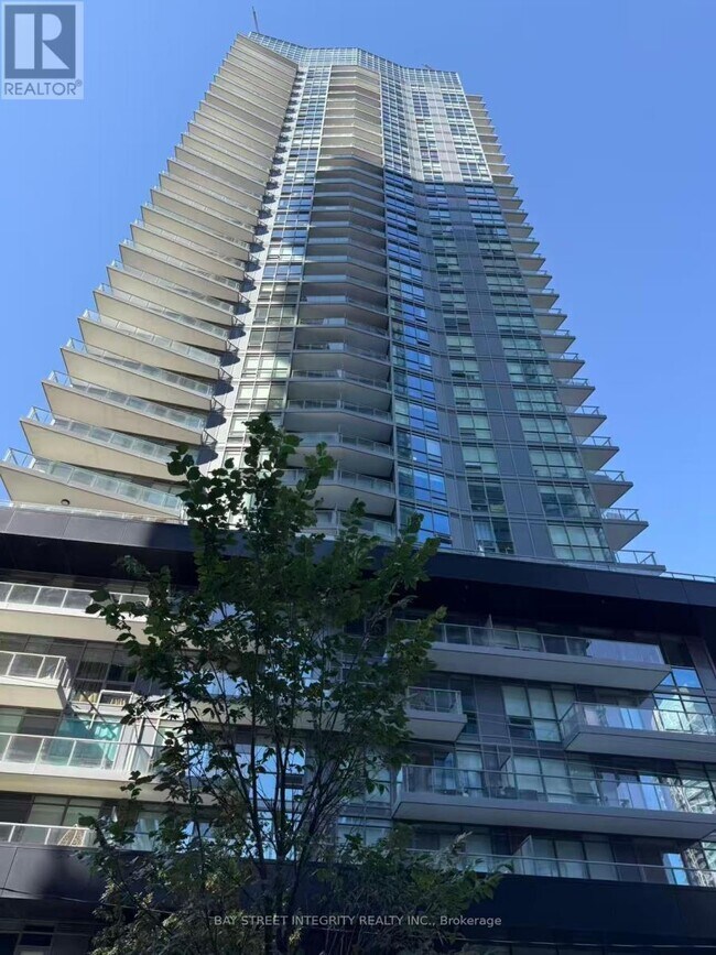 30 Roehampton Ave in Toronto, ON - Building Photo - Building Photo