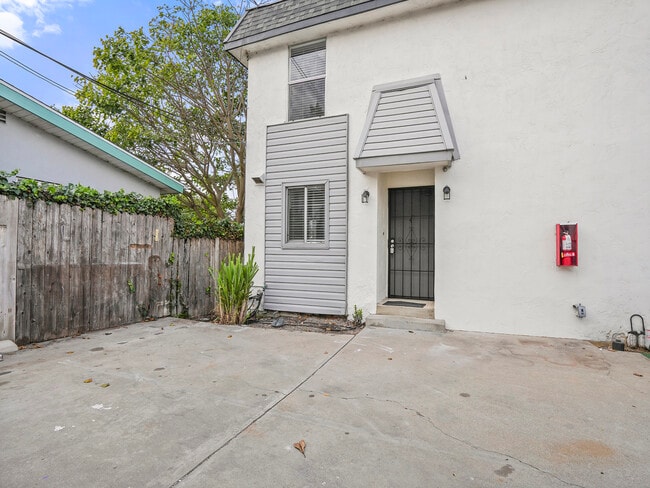 6374 Caminito Salado in San Diego, CA - Foto de edificio - Building Photo