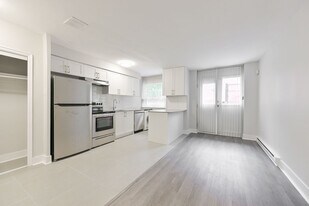 60 Gloucester St in Toronto, ON - Building Photo