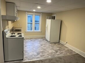 116 N Broad St, Unit Upper in Elkhorn, WI - Foto de edificio - Building Photo