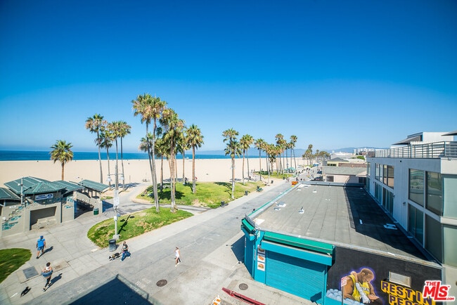 8 Brooks Ave in Los Angeles, CA - Building Photo - Building Photo