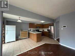 112 Bushmill Cir in Brampton, ON - Building Photo - Building Photo