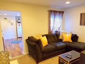 2526 Larkins Wy in Pittsburgh, PA - Building Photo - Building Photo