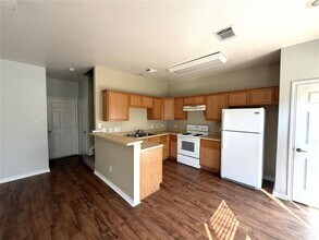 1512 S Medina St in Lockhart, TX - Building Photo - Building Photo