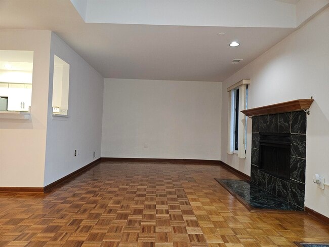 806 Spinnaker Ct in Secaucus, NJ - Building Photo - Building Photo