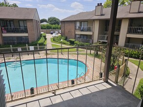 9000 Bissonnet St in Houston, TX - Building Photo - Building Photo