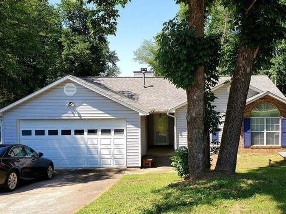 3911 Landover Dr in High Point, NC - Building Photo