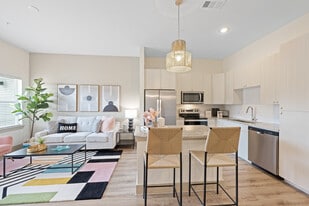 The Vic on Park Row in Houston, TX - Building Photo