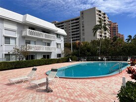 100 Edgewater Dr, Unit 140 in Miami, FL - Building Photo