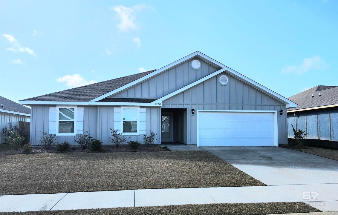 22242 Aleutian Ave in Foley, AL - Foto de edificio