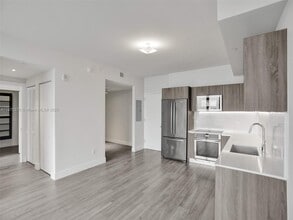 2960 NE 207th St, Unit 08 in Aventura, FL - Building Photo - Building Photo