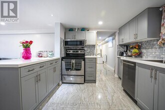 3 Lakehurst Dr in Toronto, ON - Building Photo - Building Photo