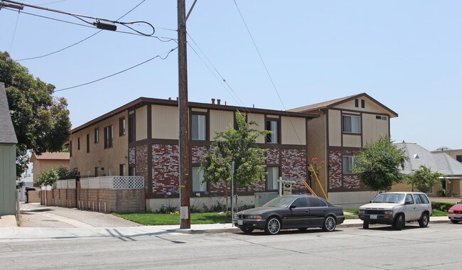 322 E Cedar Ave in Burbank, CA - Foto de edificio - Building Photo