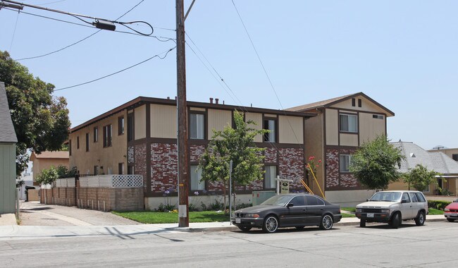 322 E Cedar Ave in Burbank, CA - Building Photo - Building Photo