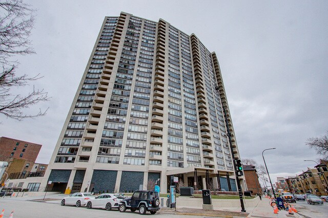property at 3930 N Pine Grove Ave