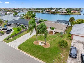 6438 Lake Sunrise Dr in Apollo Beach, FL - Building Photo - Building Photo