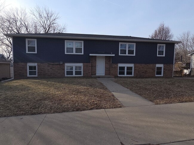 808 Davenport St in Le Claire, IA - Building Photo - Building Photo