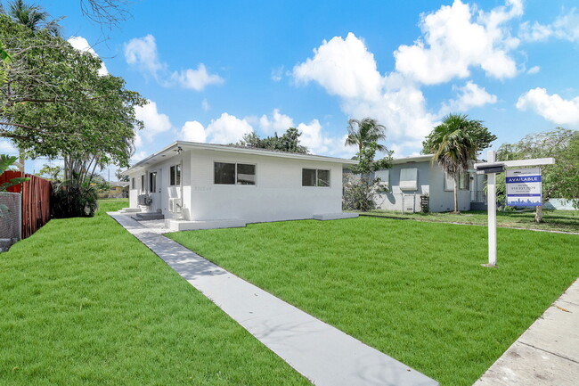 2212 Roosevelt St in Hollywood, FL - Foto de edificio - Building Photo