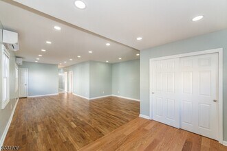 19 Walnut Pkwy in Montclair, NJ - Building Photo - Building Photo