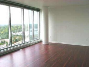 8151 33rd Ave S in Bloomington, MN - Foto de edificio - Building Photo