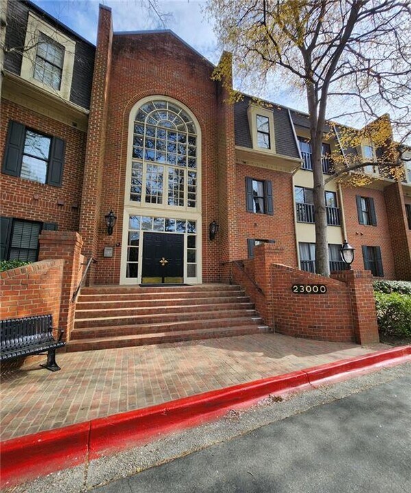 23311 Plantation Dr NE in Atlanta, GA - Building Photo