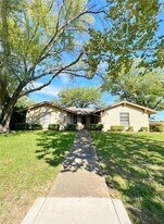 100 Comanche Ct in Waxahachie, TX - Building Photo