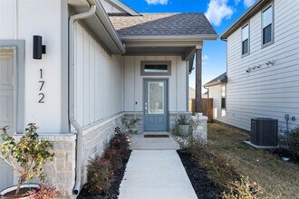 172 Gullivers Dr in Elgin, TX - Building Photo - Building Photo