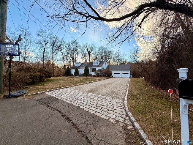 12 Belaire Dr in Westport, CT - Building Photo - Building Photo