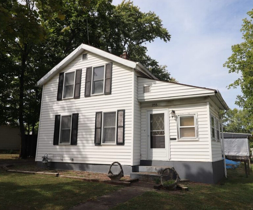 233 W North St in Medina, OH - Building Photo