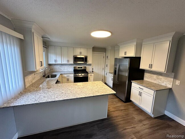 24739 Middlebelt Rd in Farmington Hills, MI - Building Photo - Building Photo