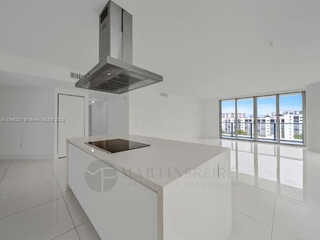 300 Sunny Isles Blvd in Sunny Isles Beach, FL - Building Photo - Building Photo