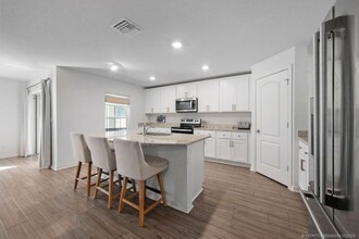 414 SW Dahled Ave in Port St. Lucie, FL - Foto de edificio - Building Photo