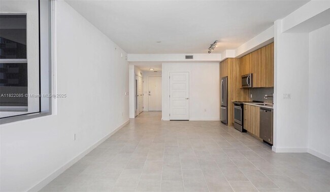 2150 N Bayshore Dr, Unit 211 in Miami, FL - Building Photo - Building Photo