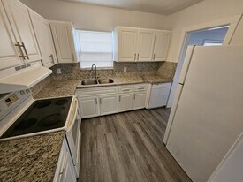 2121 NW 28th St in Oakland Park, FL - Building Photo