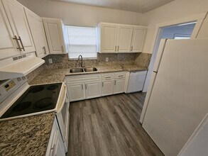2121 NW 28th St in Oakland Park, FL - Building Photo - Building Photo