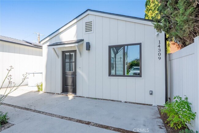 14309 Califa St in Los Angeles, CA - Building Photo - Building Photo