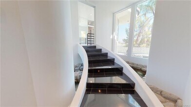 22500 N Summit Ridge Cir in Los Angeles, CA - Building Photo - Building Photo