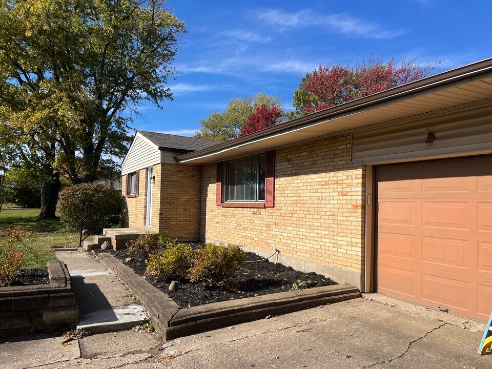 7080 Millikin Rd in Middletown, OH - Building Photo