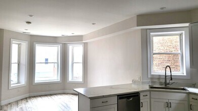 2904 W Nelson St in Chicago, IL - Building Photo - Building Photo