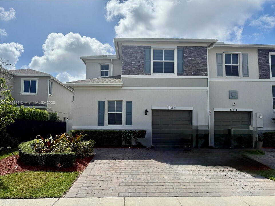 848 SE 17th St in Homestead, FL - Building Photo