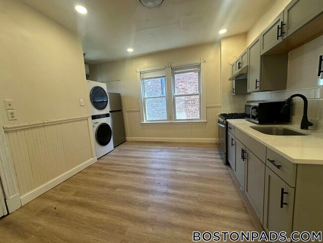 127 Harrishof St in Boston, MA - Building Photo - Building Photo